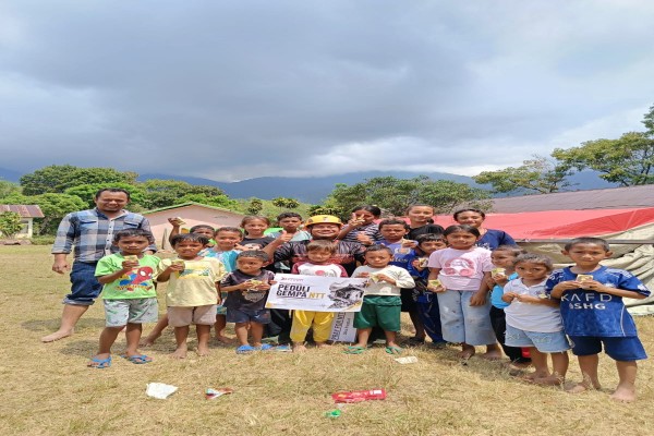 aksi-trauma-healing-bantu-anak-terdampak-gempa-di-kampung-norang-manggarai-ntt-image