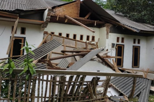 gempa-m-67-guncang-banten-sebabkan-ratusan-rumah-rusak-image