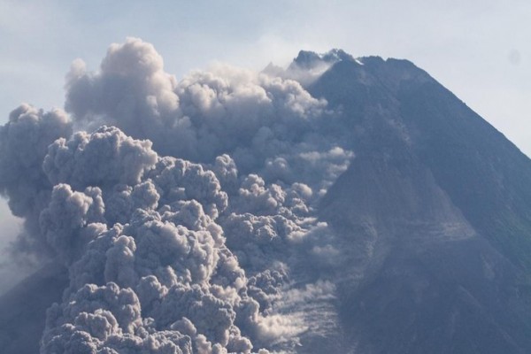 gunung-merapi-luncurkan-awan-panas-guguran-image