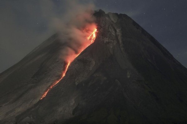 gunung-merarpi-alami-53-guguran-lava-pijar-image